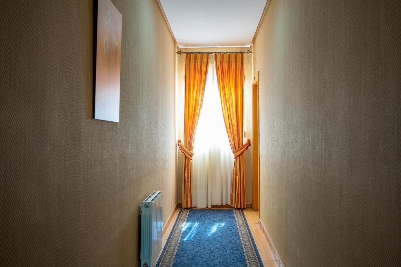 Hotel Los Barruecos By Croma Malpartida de Caceres Bagian luar foto
