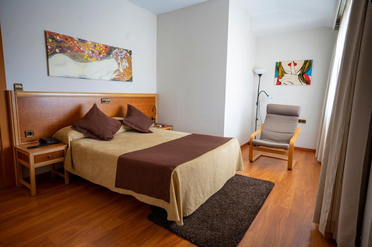 Hotel Los Barruecos By Croma Malpartida de Caceres Bagian luar foto