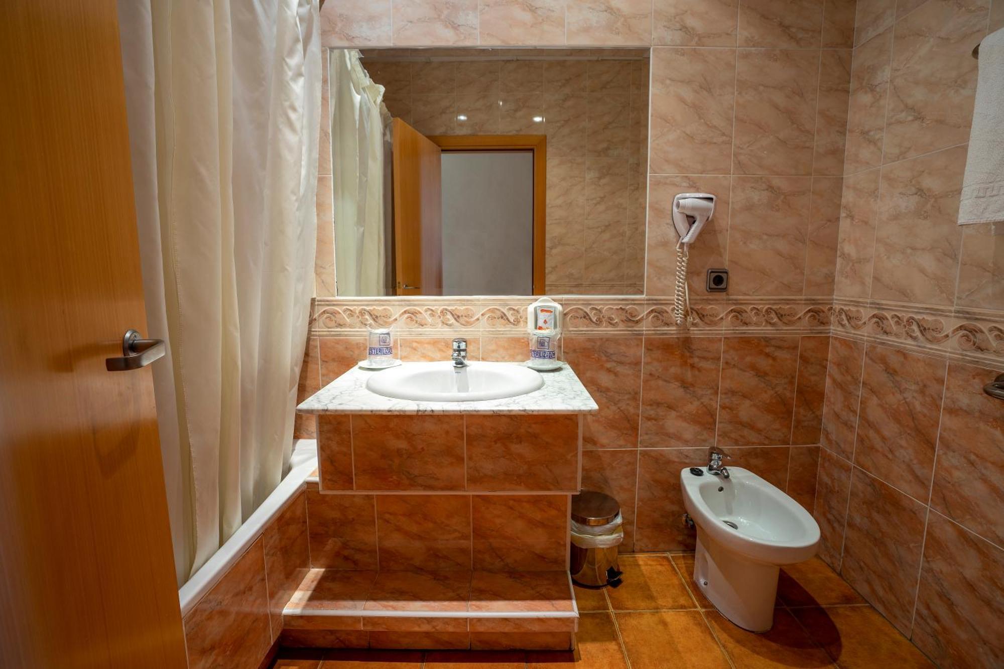 Hotel Los Barruecos By Croma Malpartida de Caceres Bagian luar foto