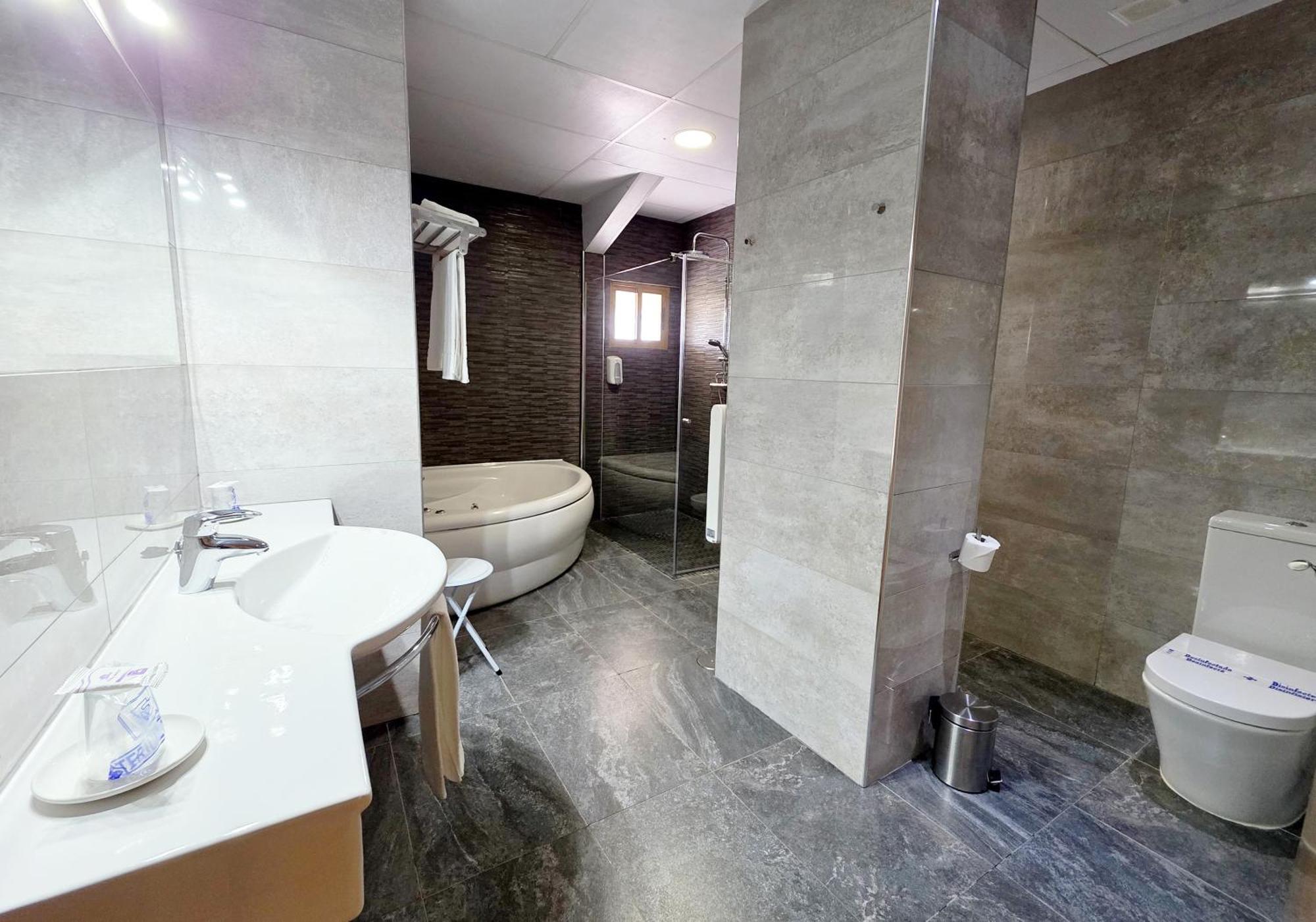 Hotel Los Barruecos By Croma Malpartida de Caceres Bagian luar foto